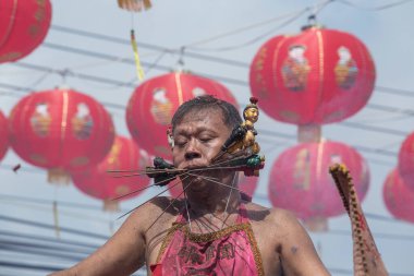 Phuket. Tayland - 18 Ekim 2015: Phuket Town 'daki Vejetaryen Festivali' nde tanrı yürüyüşleri yapan Çinli Tayland rahibi. Festival, Dokuz İmparator Tanrısı olarak da bilinen ünlü bir yıllık festivaldir.