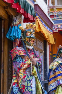 Lamayuru Gompa, Ladakh, Hindistan - 14 Haziran 2015: Mistik maske takmış Budist lamalar Yuru Kabgyat Budist Festivali 'nde Yuru Kabgyat Budist Festivali sırasında Kuzey Hindistan' ın Ladakh kentinde gizemli dans ediyorlar.