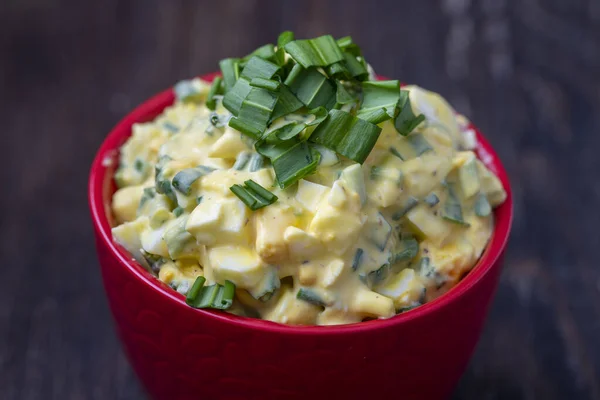 Ensalada Saludable Puerro Verde Salvaje Huevo Escalfado Crema Agria Tazón —  Fotos de Stock