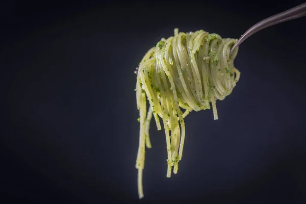 Spaghetti Pesto Verde Fatti Con Aglio Selvatico Arrotolati Una Forchetta — Foto Stock