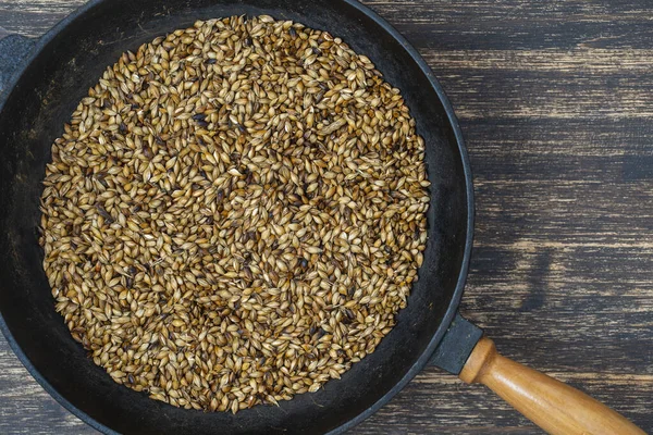 Close Roasted Barley Grains Cast Iron Skillet Table Top View — Stock Photo, Image