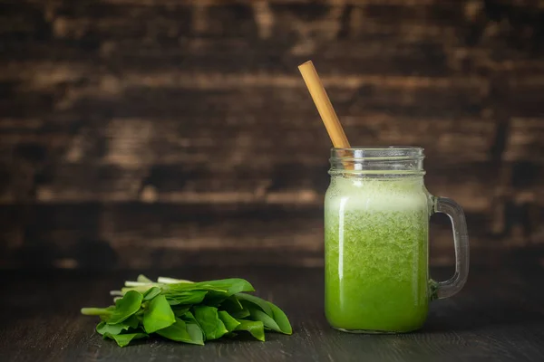 Taza Vidrio Batido Jugo Verde Ramson Plátano Miel Sobre Fondo — Foto de Stock