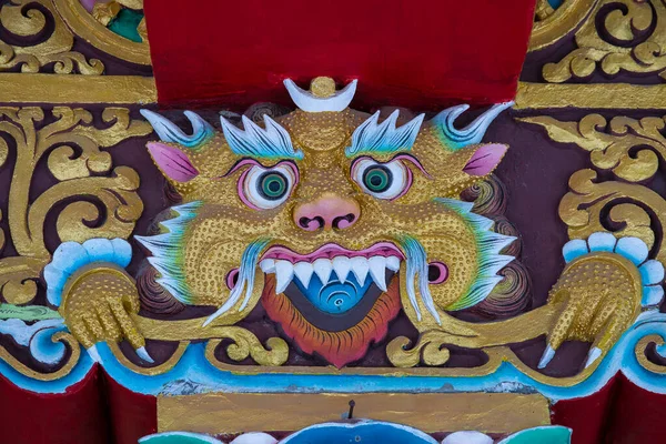 山の村の近くの仏教のチベット僧院で虎の形の宗教的な画像ラダック地方 北インド クローズアップ — ストック写真
