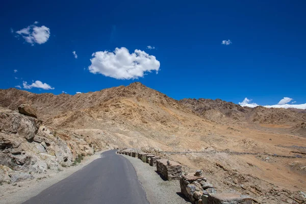 Himalayalar Asfalt Yol Ladakh Bölgesinde Mavi Gökyüzünde Beyaz Bulut Jammu — Stok fotoğraf