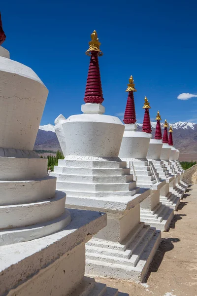 Bianco Stupa Buddista Pagoda Nel Monastero Tibetano Vicino Villaggio Leh — Foto Stock