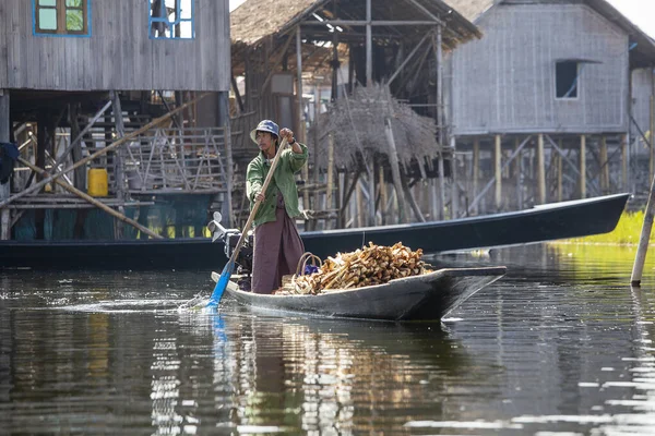 Inle Lake Myanmar Burma Jan 2016 Burmese Man Small Long — Stock Photo, Image