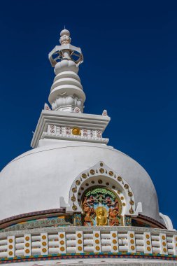 Beyaz Budist stupası ya da Tibet manastırındaki pagoda ladakh bölgesinde Leh köyü yakınlarında, Hindistan 'da değil.