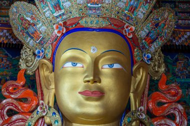 Maitreya Buddha 'nın Tibetli Budist Thiksey Manastırı' ndaki renkli heykelini kapatın. Kuzey Hindistan 'ın ladakh bölgesindeki Leh dağ köyü yakınlarında.