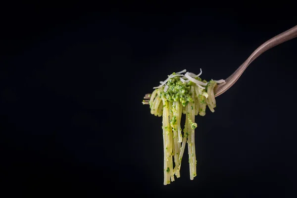 Μακαρόνια Πράσινη Σάλτσα Πέστο Φτιαγμένα Άγριο Σκόρδο Τυλιγμένα Πιρούνι Κοντά — Φωτογραφία Αρχείου