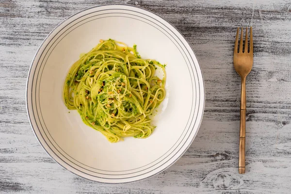 Spaghetti Pesto Verde Con Aglio Selvatico Olio Oliva Pinoli Piatto — Foto Stock