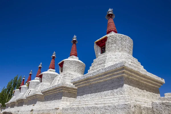 Vit Buddhistisk Stupa Eller Pagoda Tibetanska Kloster Nära Byn Leh — Stockfoto