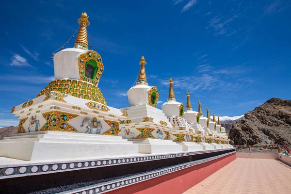 Bianco Stupa Buddista Pagoda Nel Monastero Tibetano Vicino Villaggio Leh — Foto Stock