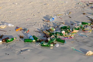 Koh Phangan, Tayland - 26 Aralık 2015: Koh Phangan, Tayland 'daki dolunay partisinden sonra Haad Rin plajındaki deniz suyu kirliliğinin sonuçları