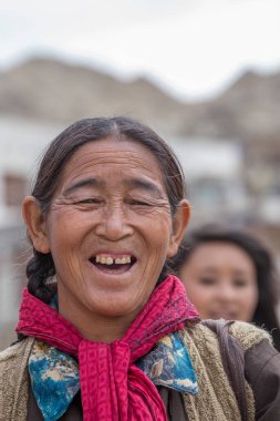 Leh, Hindistan - 21 Haziran 2015: Hint yaşlı kadın dağ köyü Leh, Ladakh bölgesinde, kuzey Hindistan 'da sokak pazarında.