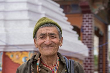 Leh, Hindistan - 21 Haziran 2015: Kuzey Hindistan 'daki Leh, Ladakh bölgesindeki dağ köyündeki fakir yaşlı adam. Yoksulluk Hindistan 'da büyük bir sorundur.