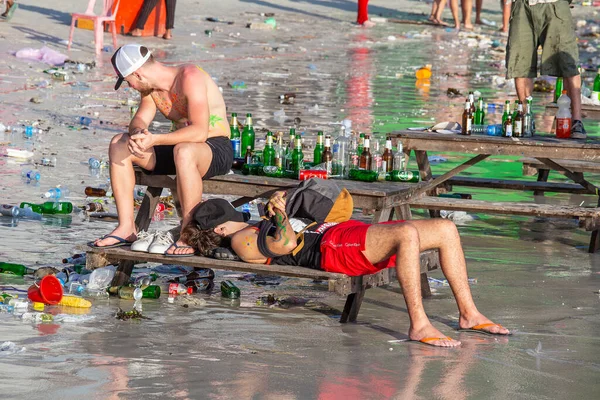 Koh Phangan Thailand Dec 2015 Young Peope Consequences Sea Water — Stock Photo, Image