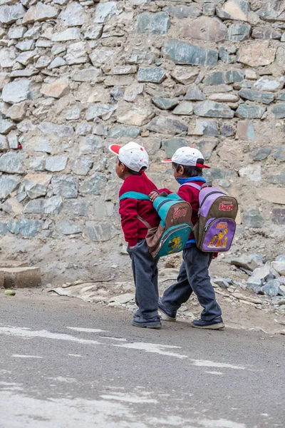 Lamayuru Gompa Ladakh Indie Czerwiec 2015 Młodzi Dwaj Chłopcy Wracają — Zdjęcie stockowe