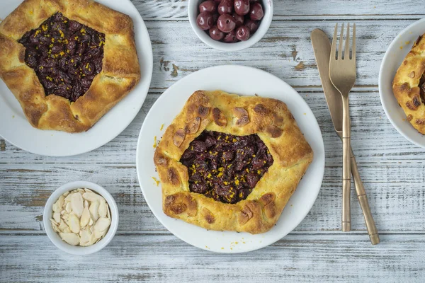 Köstlicher Keks Mit Roten Kirschen Und Mandelchips Einem Weißen Teller — Stockfoto