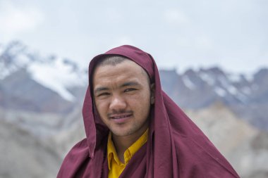 Lamayuru Gompa, Ladakh, Hindistan - 15 Haziran 2015: Ladakh, Kuzey Hindistan 'daki Lamayuru manastırının yanındaki sokakta bulunan Budist keşiş