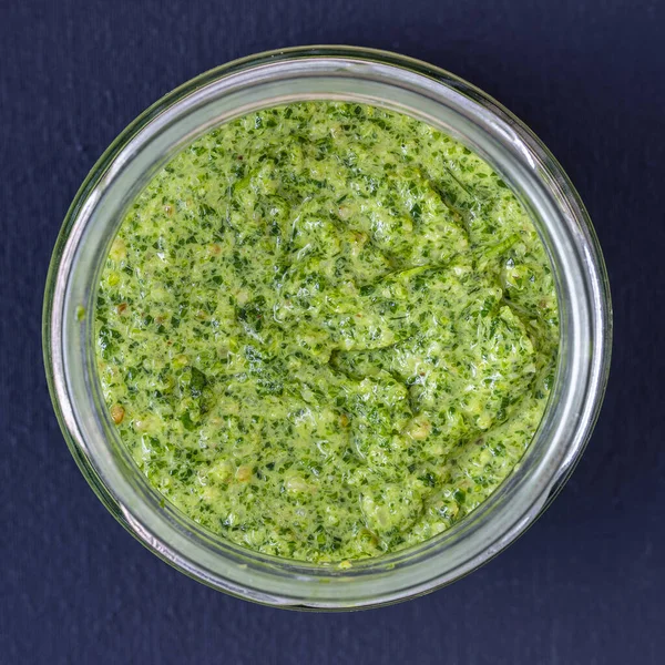 Molho Pesto Verde Uma Tigela Vidro Isolado Fundo Preto Close — Fotografia de Stock