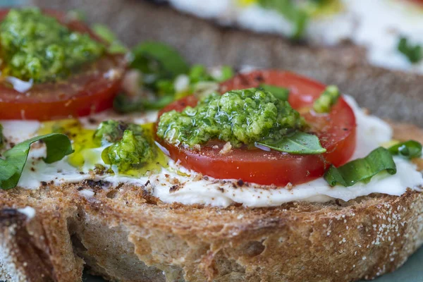 Delicioso Pan Tostado Con Queso Crema Blanco Ajo Salvaje Verde —  Fotos de Stock