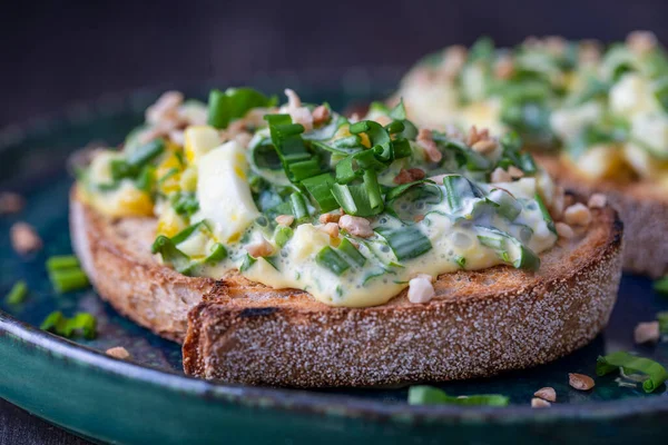 Lezzetli Kızarmış Ekmek Yeşil Yabani Sarımsak Salatası Haşlanmış Yumurta Ekşi — Stok fotoğraf