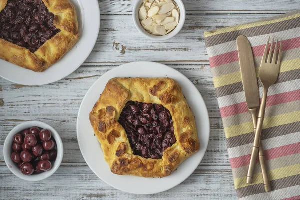 Deliciosa Galleta Con Cerezas Rojas Chips Almendras Plato Blanco Sobre —  Fotos de Stock