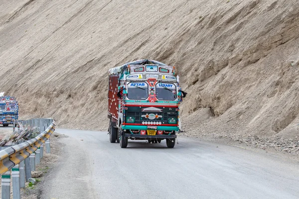 Lamayuru Gompa Ladakh India Junio 2015 Camión Carretera Alta Altitud —  Fotos de Stock