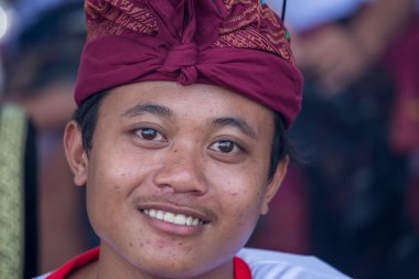 Bali, Endonezya - Ocak 08, 2018: Endonezya 'da düzenlenen seçim öncesi mitingde Balili genç adam, Endonezya' nın Bali kentinde düzenlenen bir sokak törenine katıldı