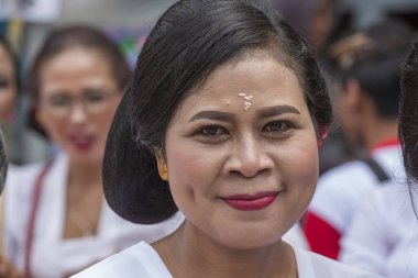 Bali, Endonezya - Ocak 08, 2018: Ulusal kostüm giymiş Balili kadın, Endonezya 'nın Bali adasında Endonezya Demokratik Mücadele Partisi seçim öncesi sokak törenine katıldı