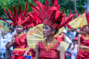Bali, Endonezya - Ocak 08, 2018: Endonezya 'daki Endonezya Demokratik Mücadele Partisi' nin seçim öncesi mitinginde ulusal kostüm giymiş, sokak törenine katılan balili kızlar