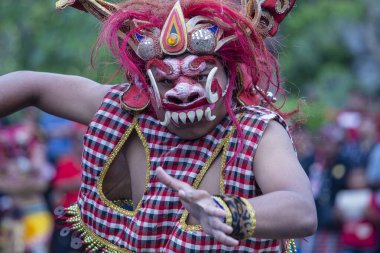 Bali, Endonezya - Ocak 08, 2018: Celuluk maskesi takan veya Raksasa maskesi takan Balili, seçim öncesi mitingde Endonezya Demokratik Mücadele Partisi 'ne katılıyor.
