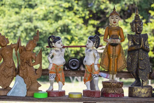 缅甸因勒湖附近街头市场上的一个旅游摊位上的手工纪念品 靠近点在缅甸出售的纪念物 — 图库照片