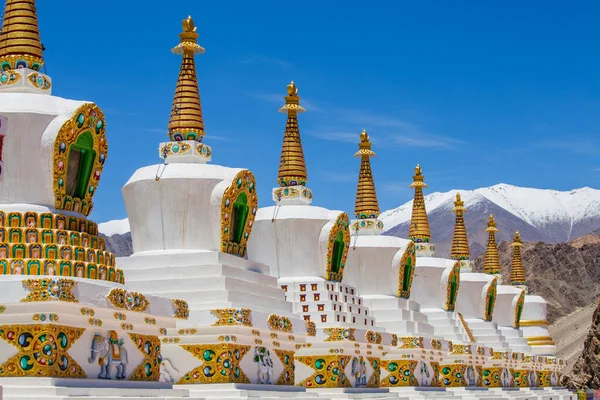 Bianco Stupa Buddista Pagoda Nel Monastero Tibetano Vicino Villaggio Leh — Foto Stock