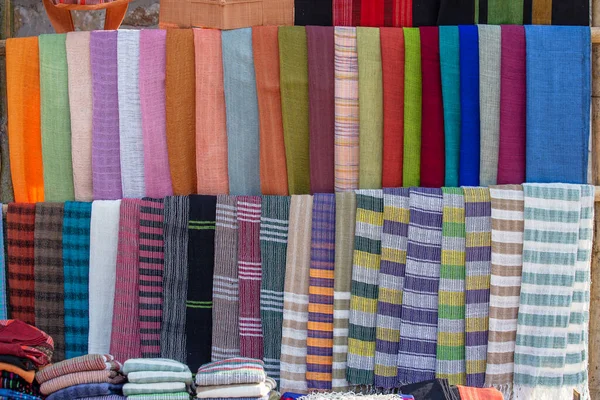 在缅甸的英勒湖附近的街头市场上 手工制作了色彩艳丽的缅甸面料 在一个旅游摊位上出售 靠近点 — 图库照片