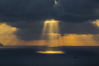 Hon Chong Burnu, Nha Trang, Vietnam 'da manzara gündoğumu. Seyahat ve doğa kavramı. Sabah gökyüzü, bulutlar, güneş ve deniz suyu şafakta
