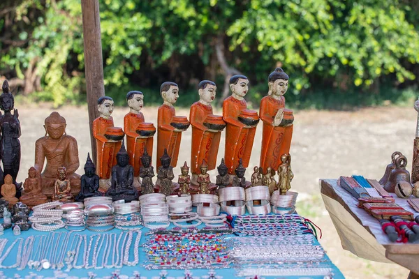 Handgjord Munk Staty Och Andra Souvenir Ett Turiststånd Gatumarknaden Nära — Stockfoto