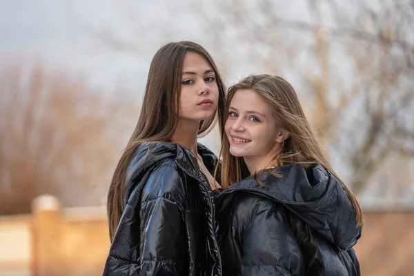 Πορτρέτο Δύο Γοητευτικών Νεαρών Κοριτσιών Εξωτερικούς Χώρους Κοντά Ευτυχισμένα Νεαρά — Φωτογραφία Αρχείου