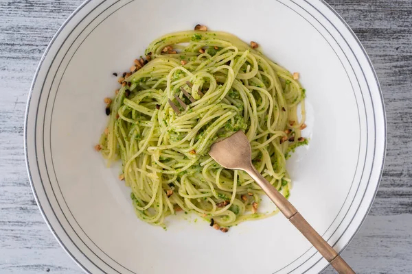 Спагетті Зеленим Соусом Песто Дикого Часнику Оливковою Олією Кедровими Горіхами — стокове фото