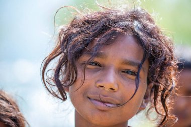 Himalaya dağ köyü, Nepal - 23 Ekim 2016: Himalaya 'nın Nepal köyündeki fakir Nepal' li kız