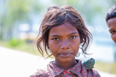 Himalaya dağ köyü, Nepal - 23 Ekim 2016: Himalaya 'nın Nepal köyündeki fakir Nepal' li kız