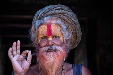 Kathmandu, Nepal - 25 Ekim 2016: Yaşlı Sadhu Guru adam Katmandu, Nepal 'de sokakta bir resim için poz veriyor
