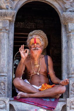 Kathmandu, Nepal - 25 Ekim 2016: Yaşlı Sadhu Guru adam Katmandu, Nepal 'de sokakta bir resim için poz veriyor