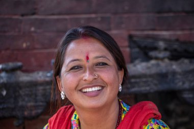 Katmandu, Nepal - 25 Ekim 2016: Nepalli kadın Katmandu, Nepal 'de sokak pazarında