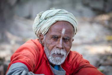 Kathmandu, Nepal - 25 Ekim 2016: Yaşlı Sadhu Guru adam Katmandu, Nepal 'de sokakta bir resim için poz veriyor