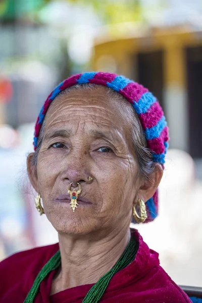 Katmandu Nepal Październik 2016 Starsza Nepalka Tradycyjną Biżuterią Nosa Targu — Zdjęcie stockowe