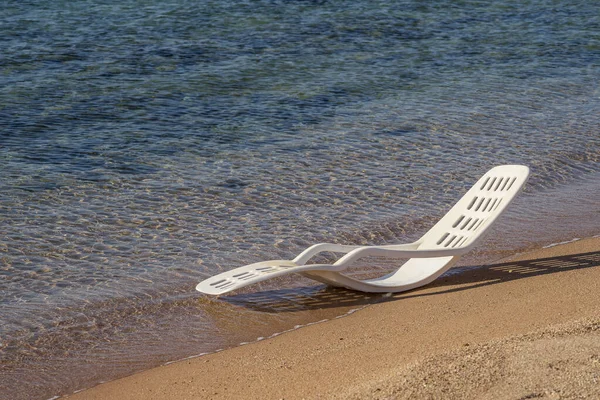 Weiße Plastiksonnenliege Meerwasser Einem Tropischen Strand Ägyptischen Sharm Sheikh Reise — Stockfoto