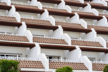 Sharm El Sheikh, Mısır 'da taş duvarında balkon olan büyük bina cephesi