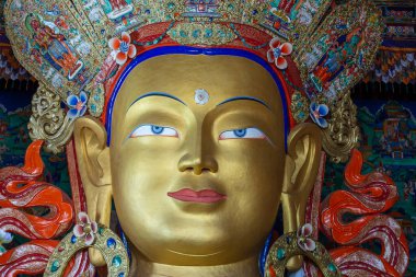 Maitreya Buddha 'nın Tibetli Budist Thiksey Manastırı' ndaki renkli heykelini kapatın. Kuzey Hindistan 'ın ladakh bölgesindeki Leh dağ köyü yakınlarında.