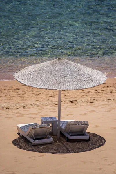 Luxus Homokos Strand Tengerparti Székekkel Fehér Szalma Esernyő Trópusi Üdülőhelyen — Stock Fotó